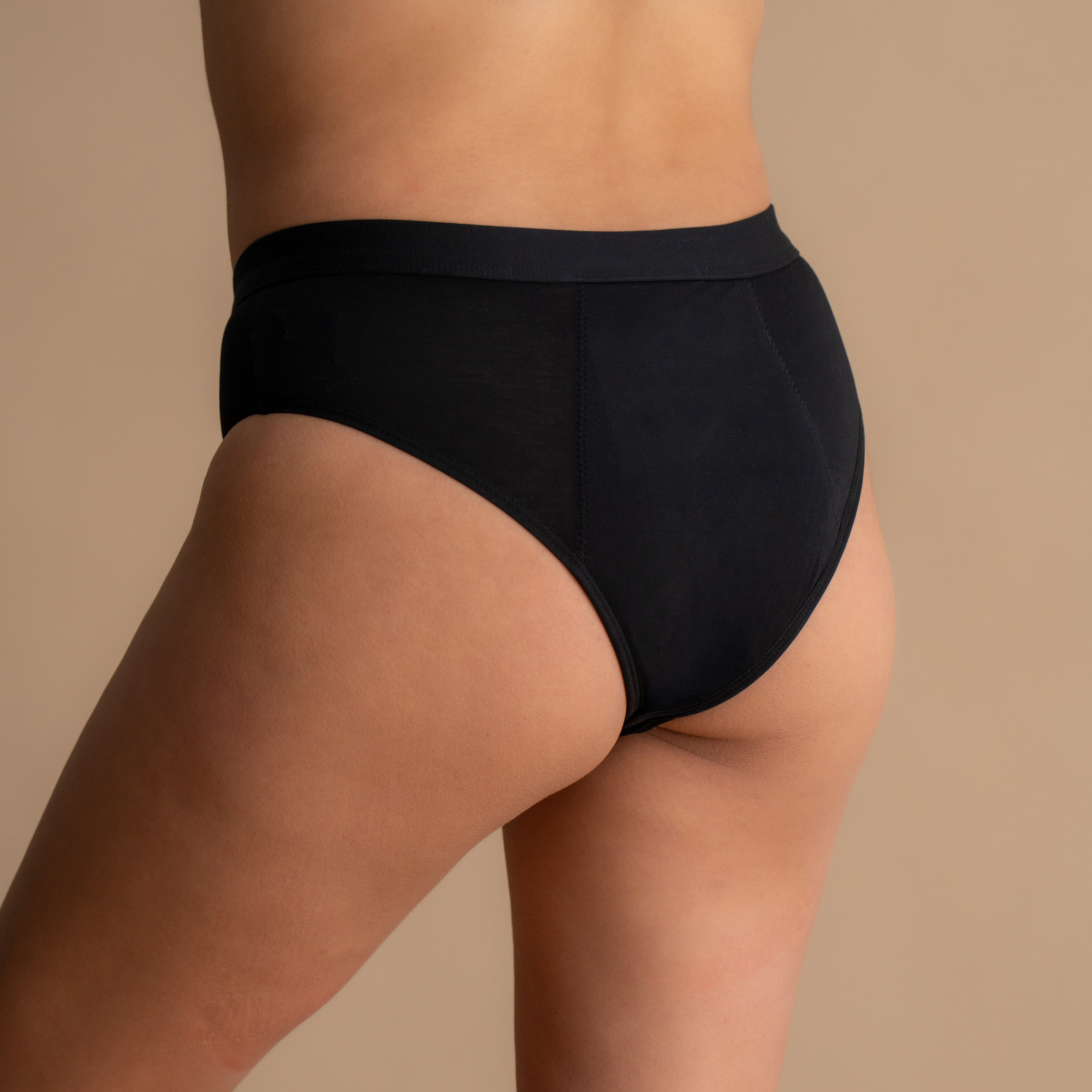 Rückansicht eines Models in der schwarzen Floena Leakproof Everyday Bamboo Bikini, Periodenunterwäsche aus Bambus, mit glattem Bund und nahtlosem Design