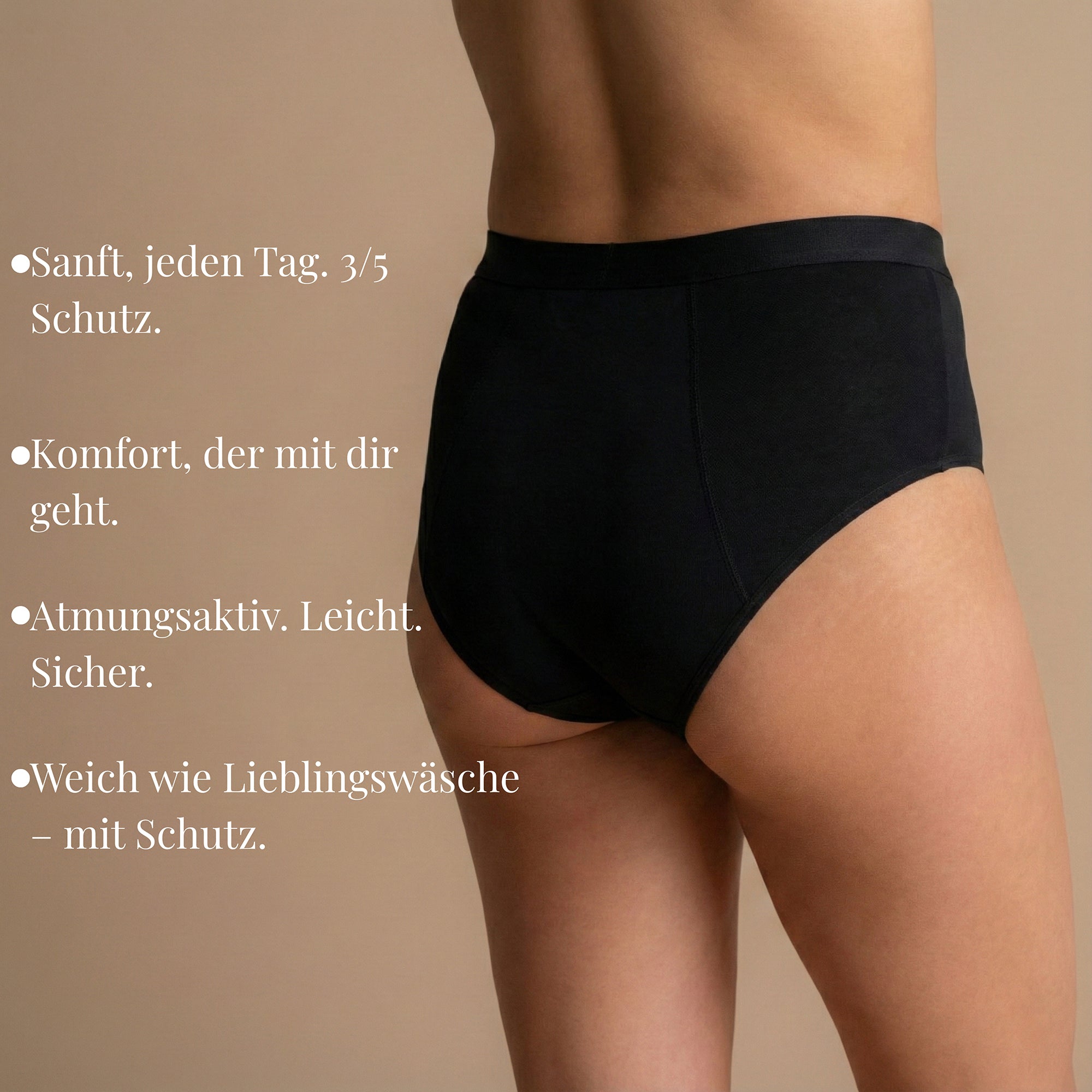 Rückansicht eines Models in der schwarzen Floena Leakproof Everyday Bamboo Bikini, Periodenunterwäsche aus Bambus, mit Text zu täglicher Weichheit, Atmungsaktivität und diskretem 3/5 Schutz