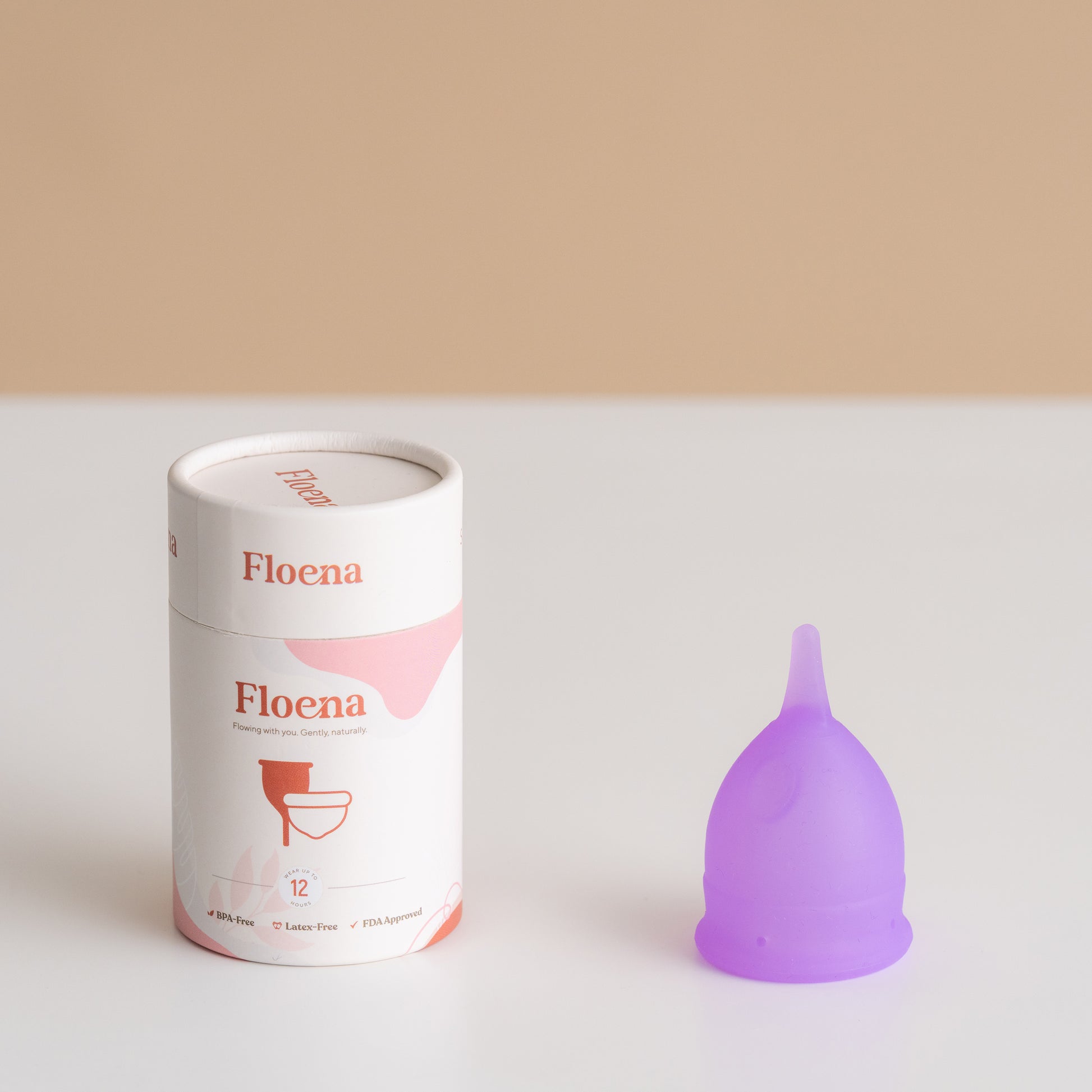 Floena Flexi Menstrual Cup — lila Menstruationstasse mit kompaktem, flexiblem Design aus medizinischem Silikon, bis zu 12 Stunden auslaufsicherer Schutz