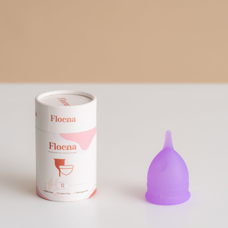 Floena Flexi Menstrual Cup — lila Menstruationstasse mit kompaktem, flexiblem Design aus medizinischem Silikon, bis zu 12 Stunden auslaufsicherer Schutz