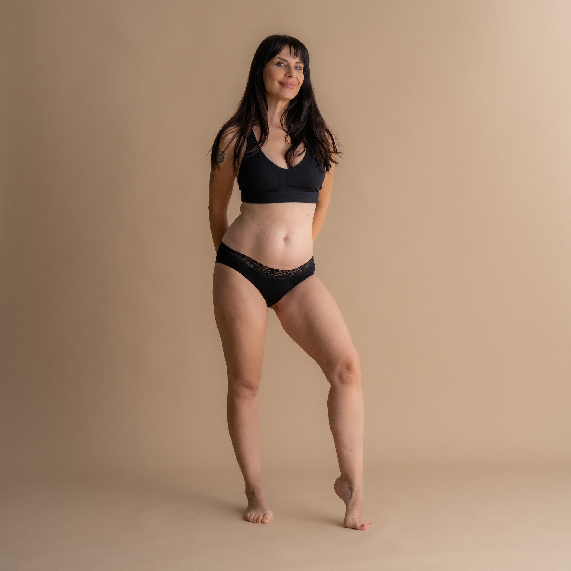 Ganzkörperansicht eines Models in der Floena Leakproof Comfort Brief für starke Tage