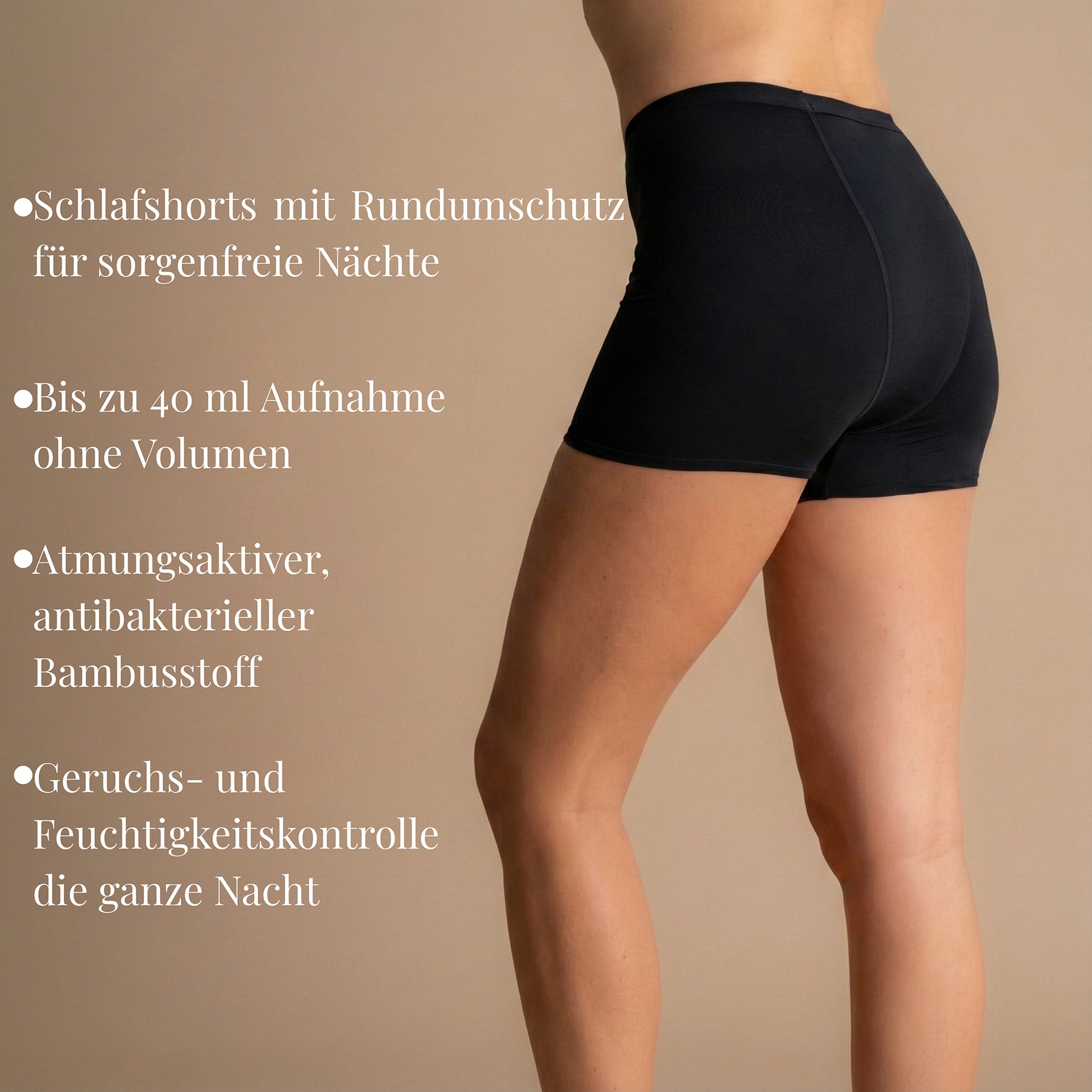 Model in schwarzen Floena Leakproof Bamboo Sleep Short Perioden-Schlafshorts aus Bambus mit voller Abdeckung, Rückansicht vor beigem Hintergrund