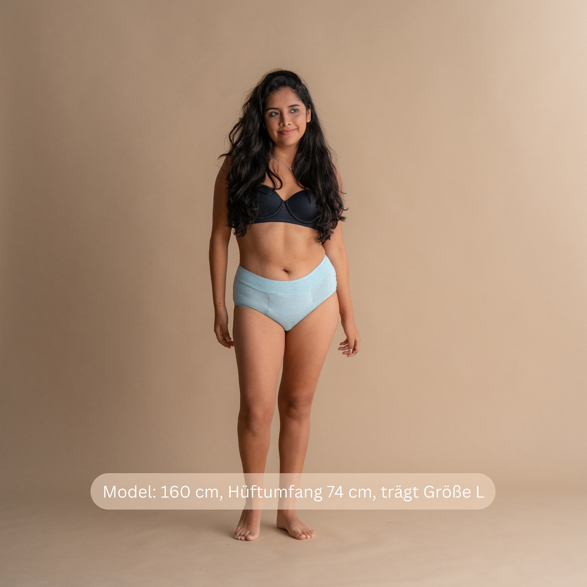 Model 160 cm groß, Hüftumfang 74 cm, trägt Größe L der hellblauen Floena Leakproof Bamboo High Waist Brief, hoch geschnittene Periodenunterwäsche, mit Größenhinweis