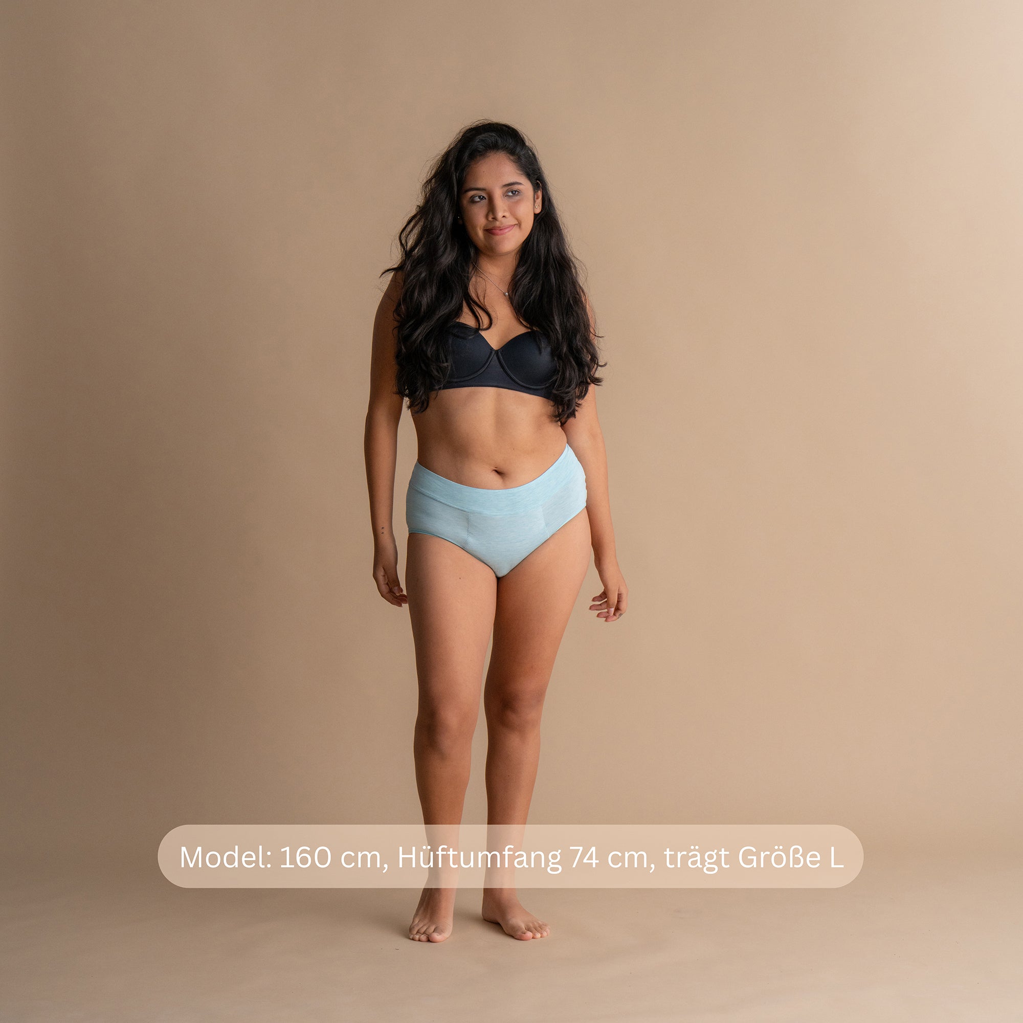 Model 160 cm groß, Hüftumfang 74 cm, trägt Größe L der hellblauen Floena Leakproof Bamboo High Waist Brief, hoch geschnittene Periodenunterwäsche, mit Größenhinweis