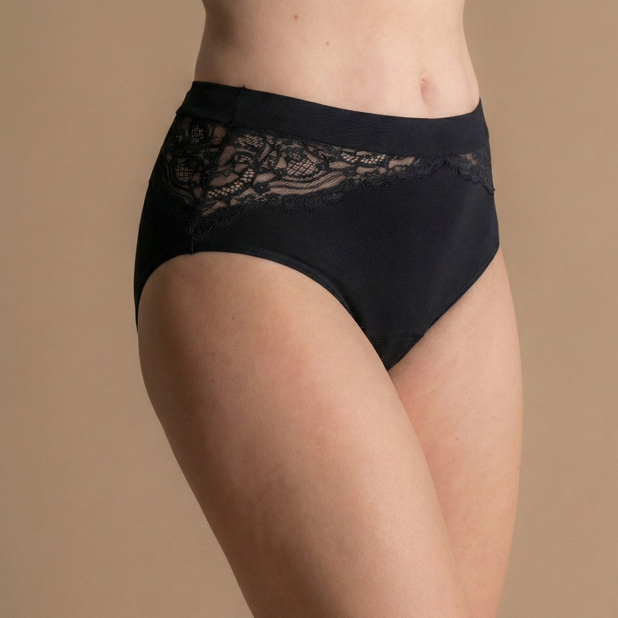 Nahaufnahme einer Frau in der schwarzen Floena Leakproof Bamboo Lace Brief, Spitzen-Periodenunterwäsche aus Bambus