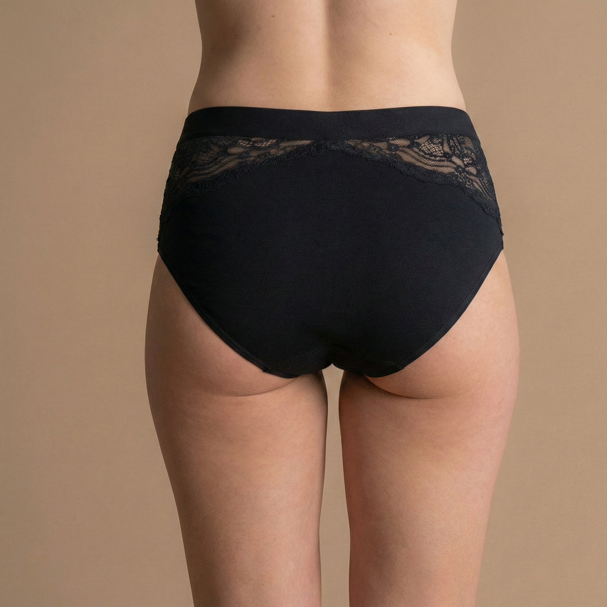 Hinteres Spitzendetail der schwarzen Floena Leakproof Bamboo Lace Brief, Spitzen-Periodenunterwäsche aus Bambus