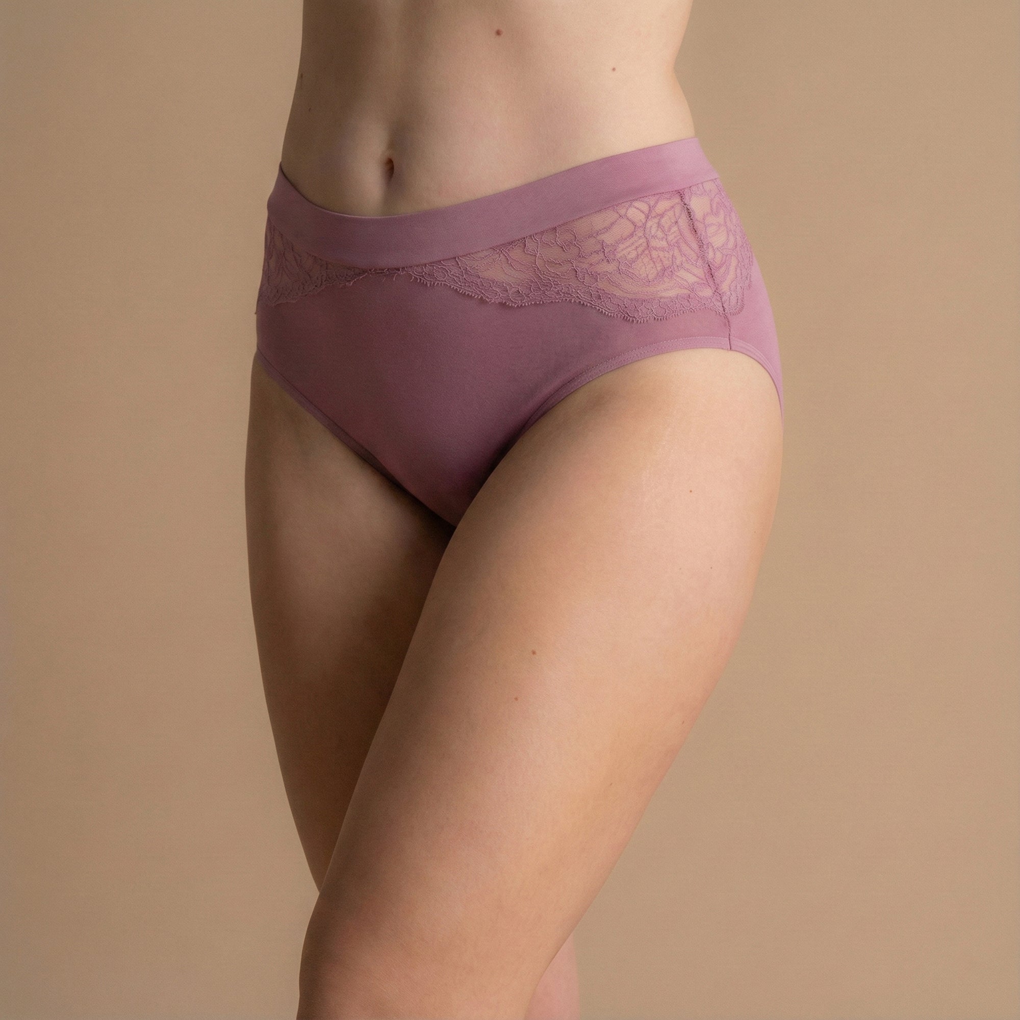 Vorderes Spitzendetail der mauvefarbenen Floena Leakproof Bamboo Lace Brief, Spitzen-Periodenunterwäsche aus Bambus