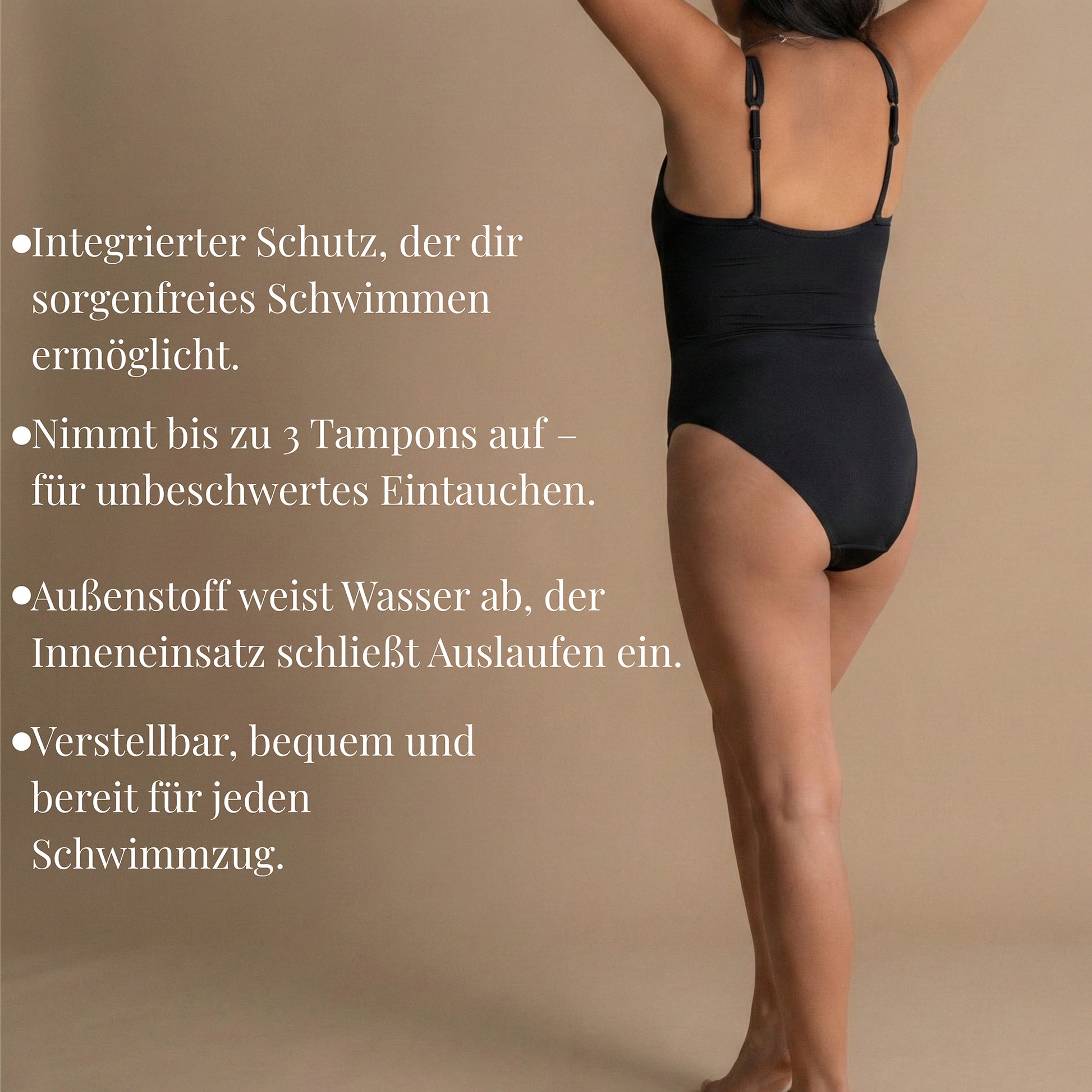 Ganzkörper-Rückansicht eines Models in der schwarzen Floena Leakproof Period One-Piece Swimsuit, Periodenbademode, mit wasserabweisender Außenschicht, auslaufsicherem Inneneinsatz und Text zu einer Saugkraft von bis zu 3 Tampons