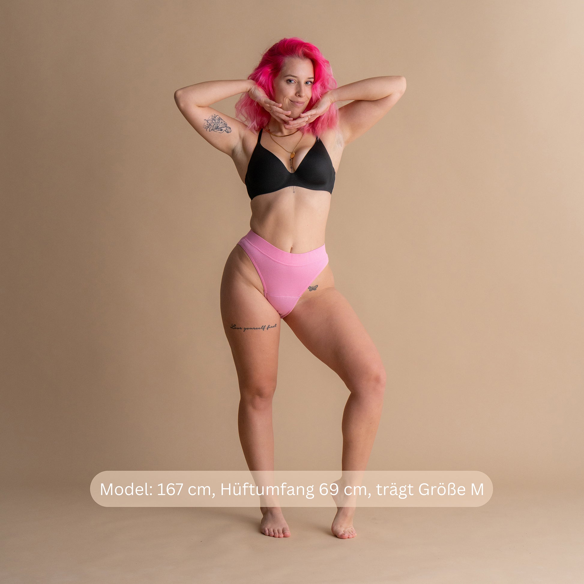 Model 167 cm groß, Hüftumfang 69 cm, trägt Größe M der rosa Floena Leakproof Ribbed High Waist Brief, gerippte hoch geschnittene Periodenunterwäsche, mit Größenhinweis