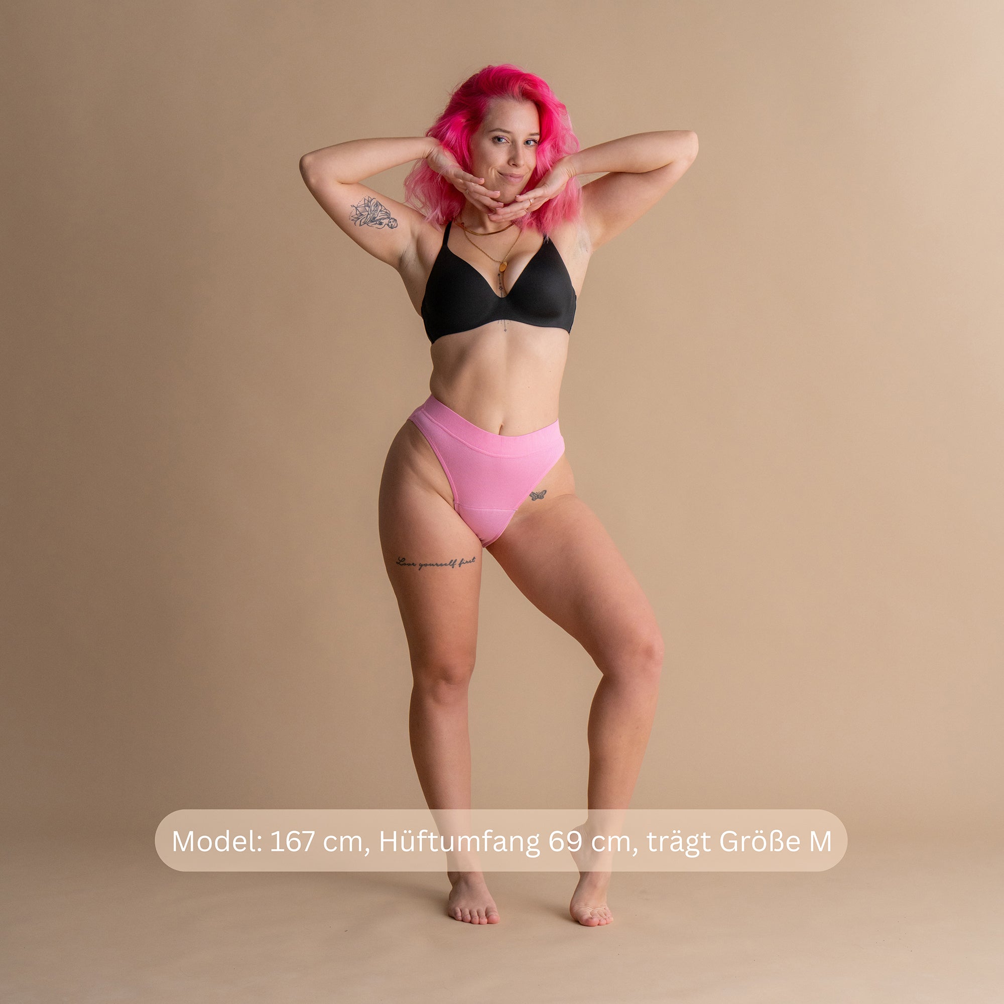 Model 167 cm groß, Hüftumfang 69 cm, trägt Größe M der rosa Floena Leakproof Ribbed High Waist Brief, gerippte hoch geschnittene Periodenunterwäsche, mit Größenhinweis