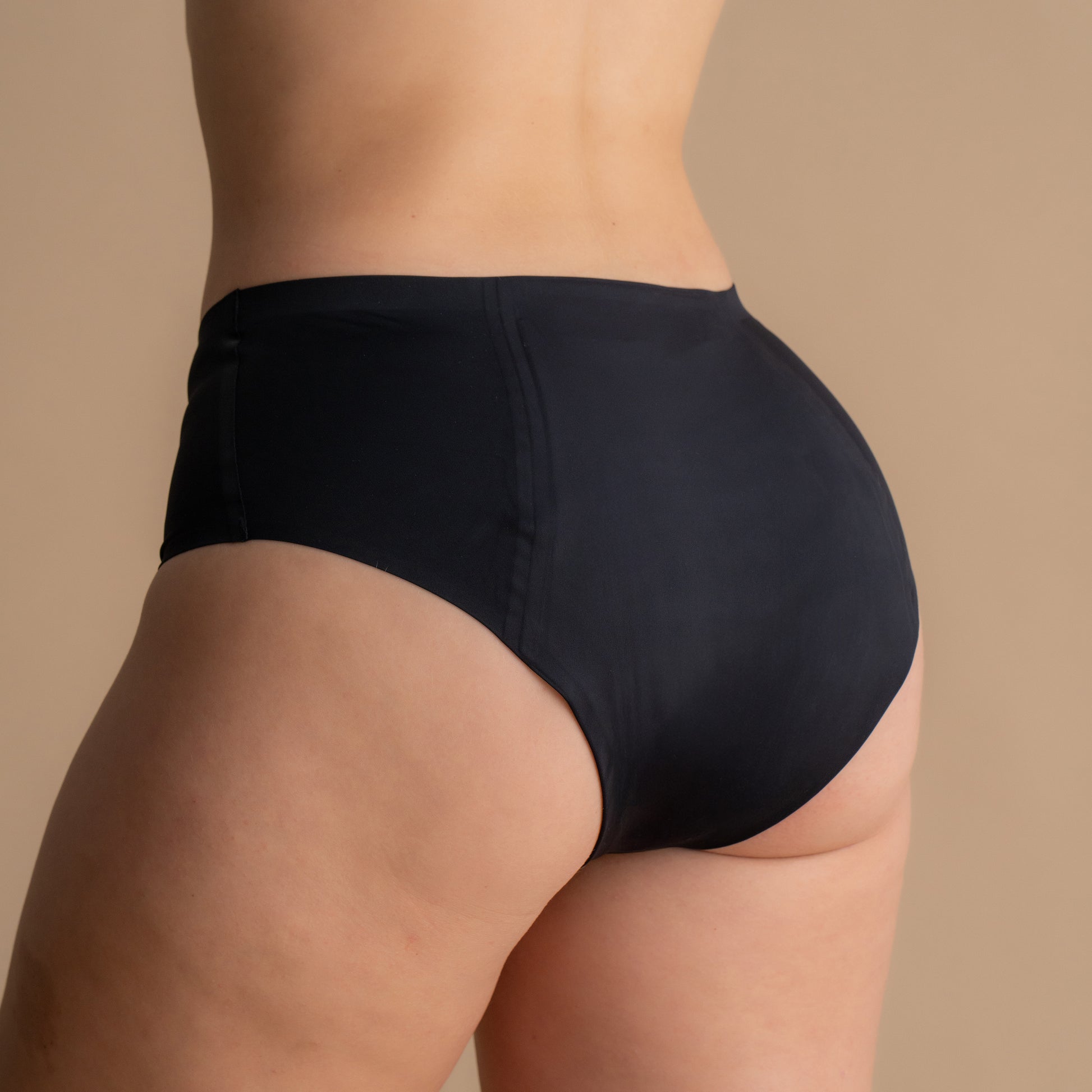 Rückansicht der schwarzen Floena Leakproof Seamless High Waist Brief, nahtlose hoch geschnittene Periodenunterwäsche, mit glattem, nahtlosem Design