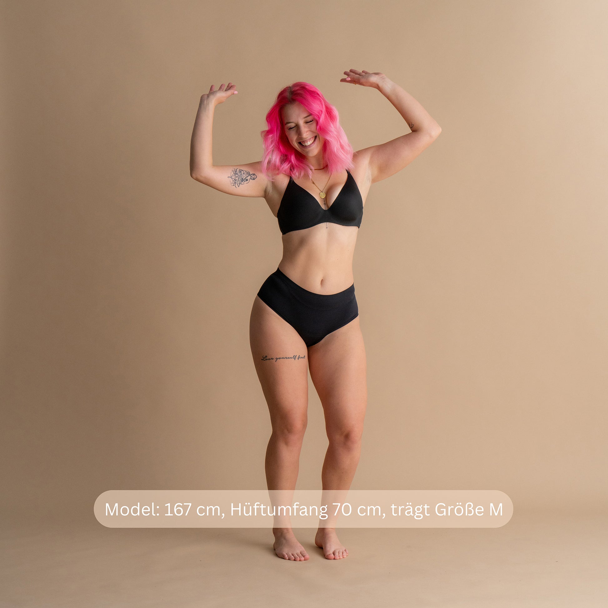 Frontansicht eines Models, 167 cm groß, Hüftumfang 70 cm, in Größe M der schwarzen Floena Leakproof Seamless High Waist Brief, nahtlose hoch geschnittene Periodenunterwäsche, mit Größenhinweis