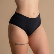 Nahaufnahme der schwarzen Floena Leakproof Seamless High Waist Brief, nahtlose hoch geschnittene Periodenunterwäsche, mit glattem Stoff und hohem Bund