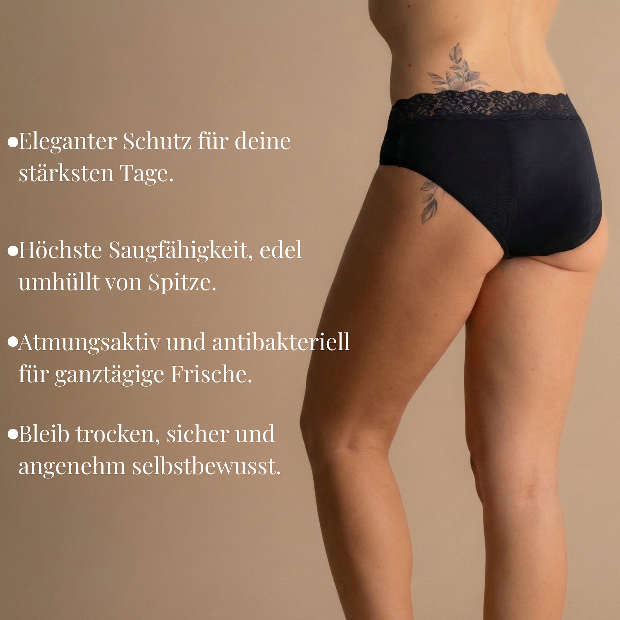 Rückansicht eines Models in der schwarzen Floena Leakproof Soft Cotton Brief, Periodenunterwäsche aus Baumwolle, mit Spitzenbund und Text zu hoher Saugkraft und ganztägigem Schutz