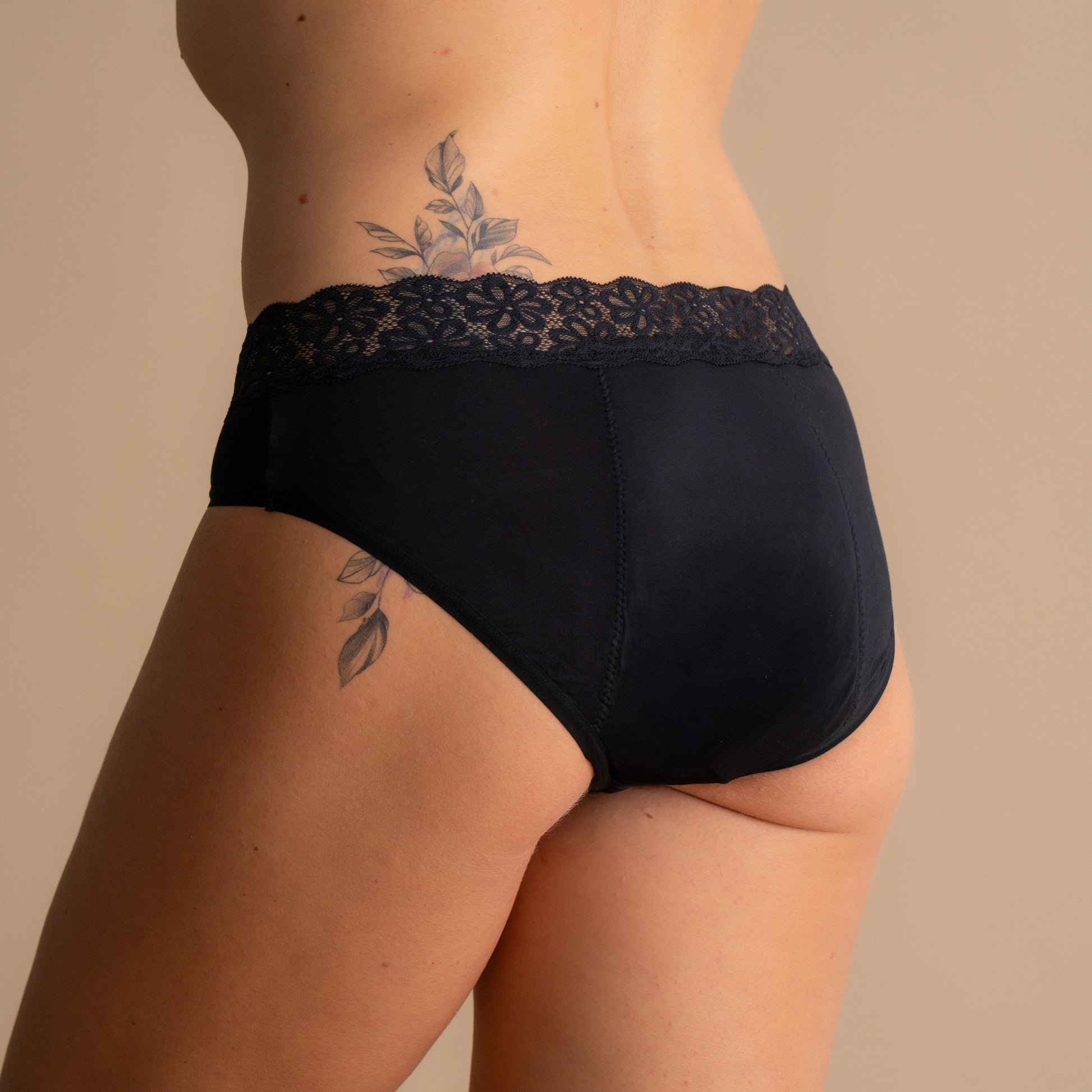 Rückansicht der schwarzen Floena Leakproof Soft Cotton Brief, Periodenunterwäsche aus Baumwolle, mit zartem Spitzenbund