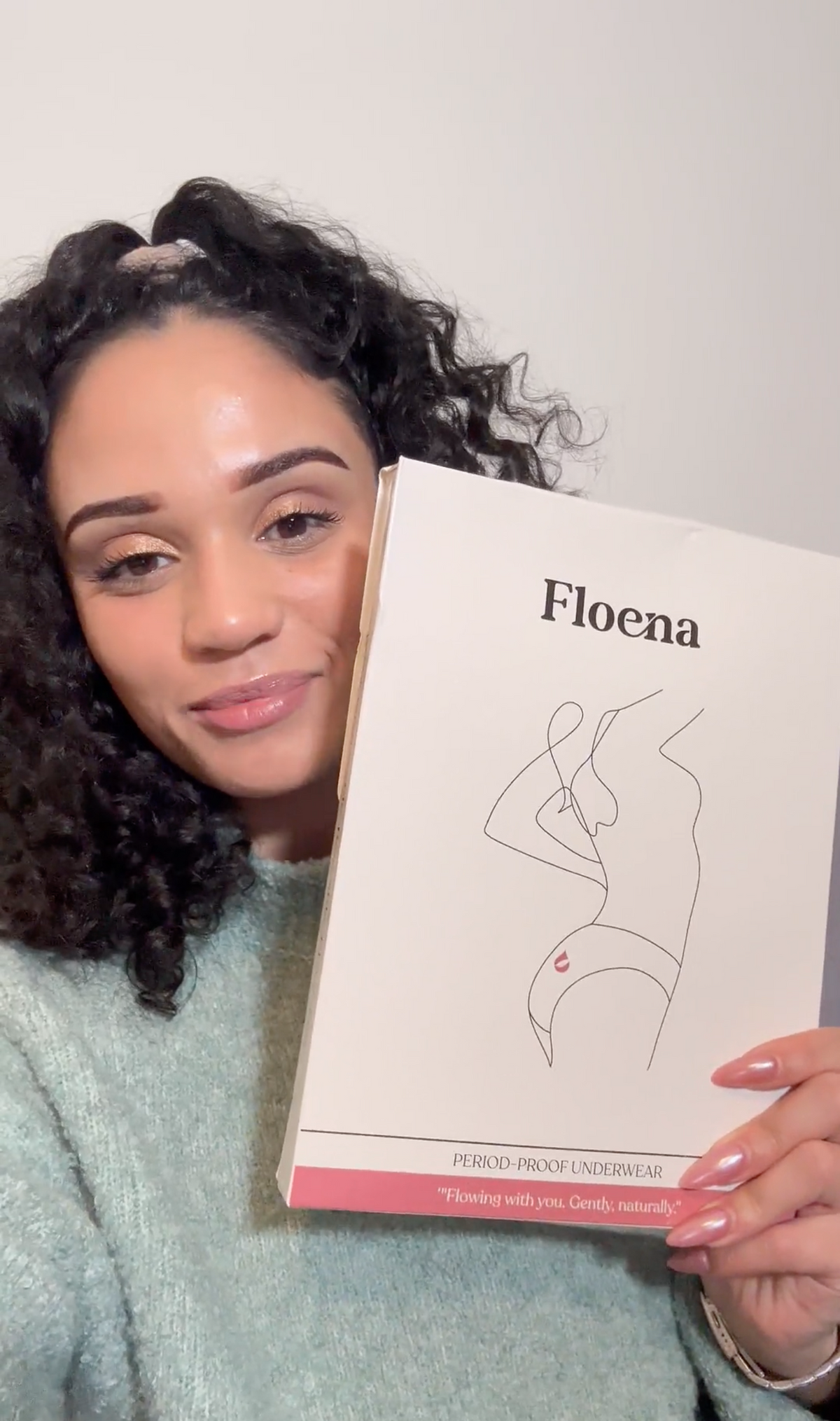 Person holding a product with 'Floena' branding