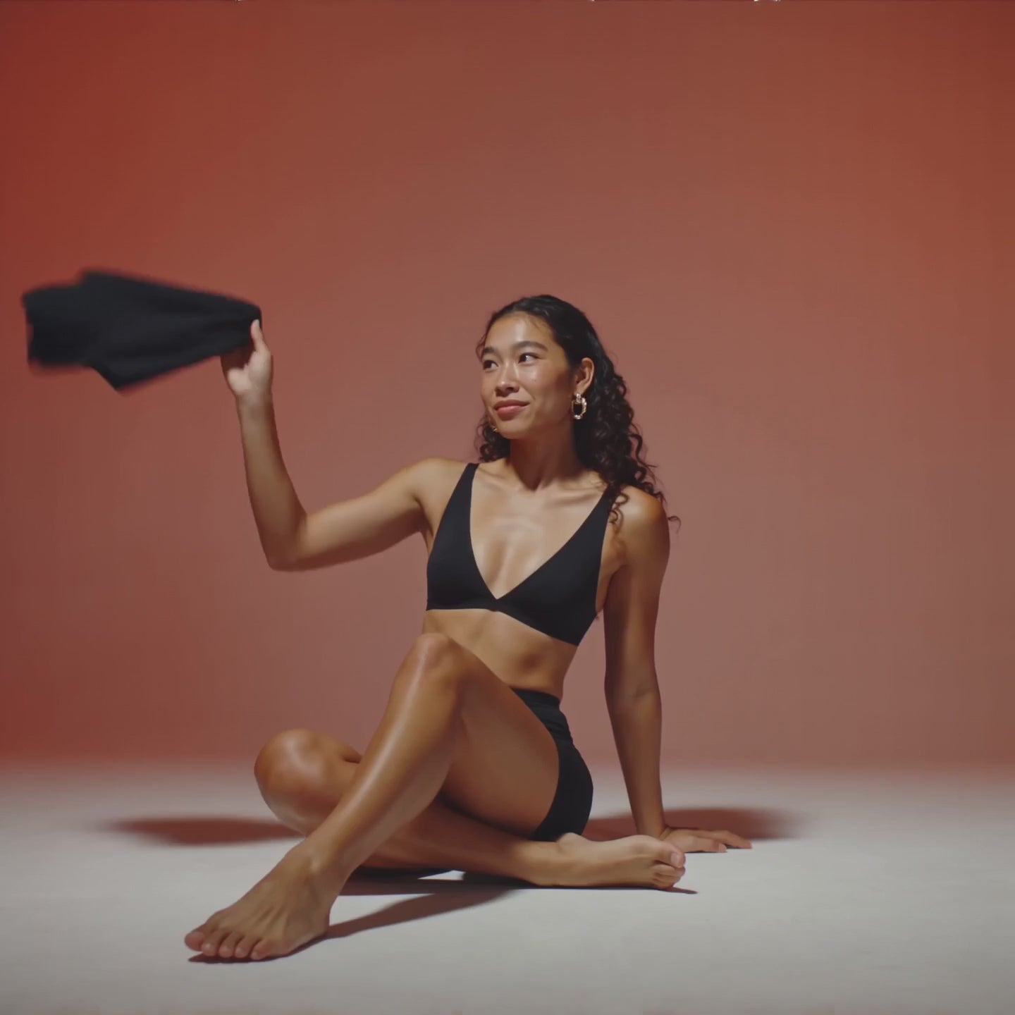 Video laden: Slow cinematic video showing hands touching soft fabric, natural textures, and Floena product details.
